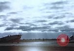 Immagine di Le scintille volano come P-47 terre con pneumatico destro mancante Belgio, 1945, secondo 61 filmato di repertorio 65675047577