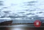 Immagine di Le scintille volano come P-47 terre con pneumatico destro mancante Belgio, 1945, secondo 62 filmato di repertorio 65675047577