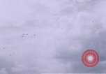 Standbild viele Formationen der US-Flugzeuge Deutschland, 1945, aus Sekunde 8 historischem Filmmaterial Videoclip 65675047605