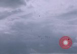 Standbild viele Formationen der US-Flugzeuge Deutschland, 1945, aus Sekunde 10 historischem Filmmaterial Videoclip 65675047605