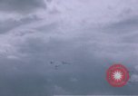 Standbild viele Formationen der US-Flugzeuge Deutschland, 1945, aus Sekunde 11 historischem Filmmaterial Videoclip 65675047605