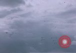 Standbild viele Formationen der US-Flugzeuge Deutschland, 1945, aus Sekunde 13 historischem Filmmaterial Videoclip 65675047605