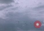 Standbild viele Formationen der US-Flugzeuge Deutschland, 1945, aus Sekunde 14 historischem Filmmaterial Videoclip 65675047605