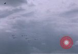 Standbild viele Formationen der US-Flugzeuge Deutschland, 1945, aus Sekunde 16 historischem Filmmaterial Videoclip 65675047605