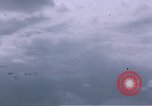Standbild viele Formationen der US-Flugzeuge Deutschland, 1945, aus Sekunde 18 historischem Filmmaterial Videoclip 65675047605