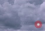 Standbild viele Formationen der US-Flugzeuge Deutschland, 1945, aus Sekunde 33 historischem Filmmaterial Videoclip 65675047605
