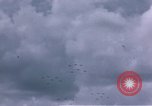 Standbild viele Formationen der US-Flugzeuge Deutschland, 1945, aus Sekunde 35 historischem Filmmaterial Videoclip 65675047605