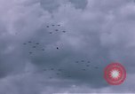 Standbild viele Formationen der US-Flugzeuge Deutschland, 1945, aus Sekunde 41 historischem Filmmaterial Videoclip 65675047605