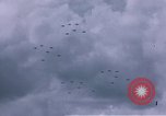 Standbild viele Formationen der US-Flugzeuge Deutschland, 1945, aus Sekunde 42 historischem Filmmaterial Videoclip 65675047605