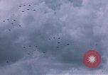Standbild viele Formationen der US-Flugzeuge Deutschland, 1945, aus Sekunde 44 historischem Filmmaterial Videoclip 65675047605