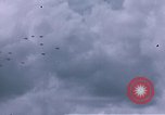 Standbild viele Formationen der US-Flugzeuge Deutschland, 1945, aus Sekunde 47 historischem Filmmaterial Videoclip 65675047605