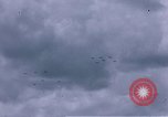 Standbild viele Formationen der US-Flugzeuge Deutschland, 1945, aus Sekunde 56 historischem Filmmaterial Videoclip 65675047605