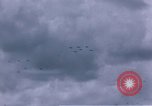 Standbild viele Formationen der US-Flugzeuge Deutschland, 1945, aus Sekunde 57 historischem Filmmaterial Videoclip 65675047605