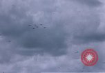 Standbild viele Formationen der US-Flugzeuge Deutschland, 1945, aus Sekunde 59 historischem Filmmaterial Videoclip 65675047605