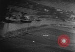 Standbild strafing eine Linie von Lastkähnen auf dem Fluss europäische Theater, 1944, aus Sekunde 6 historischem Filmmaterial Videoclip 65675047682