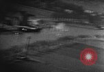 Standbild strafing eine Linie von Lastkähnen auf dem Fluss europäische Theater, 1944, aus Sekunde 7 historischem Filmmaterial Videoclip 65675047682