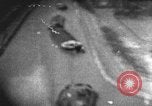Standbild strafing eine Linie von Lastkähnen auf dem Fluss europäische Theater, 1944, aus Sekunde 15 historischem Filmmaterial Videoclip 65675047682