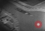 Standbild strafing eine Linie von Lastkähnen auf dem Fluss europäische Theater, 1944, aus Sekunde 18 historischem Filmmaterial Videoclip 65675047682