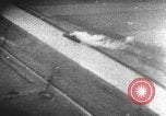 Standbild strafing eine Linie von Lastkähnen auf dem Fluss europäische Theater, 1944, aus Sekunde 23 historischem Filmmaterial Videoclip 65675047682