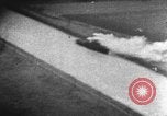 Standbild strafing eine Linie von Lastkähnen auf dem Fluss europäische Theater, 1944, aus Sekunde 24 historischem Filmmaterial Videoclip 65675047682