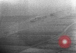 Standbild strafing eine Linie von Lastkähnen auf dem Fluss europäische Theater, 1944, aus Sekunde 25 historischem Filmmaterial Videoclip 65675047682