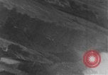 Image de bombardements de la locomotive théâtre européen, 1944, de la seconde 22 séquences d'archives historiques vidéo 65675047697