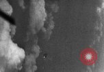 Standbild angreifenden deutschen Focke Wulf Fw-190 Jagdflugzeug europäische Theater, 1944, aus Sekunde 18 historischem Filmmaterial Videoclip 65675047717