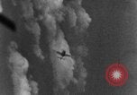 Standbild angreifenden deutschen Focke Wulf Fw-190 Jagdflugzeug europäische Theater, 1944, aus Sekunde 19 historischem Filmmaterial Videoclip 65675047717