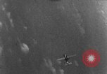 Standbild angreifenden deutschen Focke Wulf Fw-190 Jagdflugzeug europäische Theater, 1944, aus Sekunde 22 historischem Filmmaterial Videoclip 65675047717