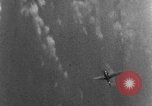 Standbild angreifenden deutschen Focke Wulf Fw-190 Jagdflugzeug europäische Theater, 1944, aus Sekunde 23 historischem Filmmaterial Videoclip 65675047717