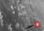 Standbild angreifenden deutschen Focke Wulf Fw-190 Jagdflugzeug europäische Theater, 1944, aus Sekunde 24 historischem Filmmaterial Videoclip 65675047717