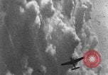 Standbild angreifenden deutschen Focke Wulf Fw-190 Jagdflugzeug europäische Theater, 1944, aus Sekunde 25 historischem Filmmaterial Videoclip 65675047717