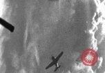 Standbild angreifenden deutschen Focke Wulf Fw-190 Jagdflugzeug europäische Theater, 1944, aus Sekunde 27 historischem Filmmaterial Videoclip 65675047717