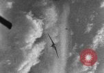 Standbild angreifenden deutschen Focke Wulf Fw-190 Jagdflugzeug europäische Theater, 1944, aus Sekunde 29 historischem Filmmaterial Videoclip 65675047717