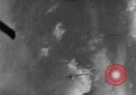 Standbild angreifenden deutschen Focke Wulf Fw-190 Jagdflugzeug europäische Theater, 1944, aus Sekunde 30 historischem Filmmaterial Videoclip 65675047717