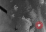 Standbild angreifenden deutschen Focke Wulf Fw-190 Jagdflugzeug europäische Theater, 1944, aus Sekunde 31 historischem Filmmaterial Videoclip 65675047717