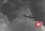 Standbild angreifenden deutschen Focke Wulf Fw-190 Jagdflugzeug europäische Theater, 1944, aus Sekunde 44 historischem Filmmaterial Videoclip 65675047717