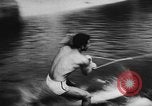 Immagine di Gli amanti dello sci d'acqua Cypress Gardens Florida USA, 1956, secondo 13 filmato di repertorio 65675047757