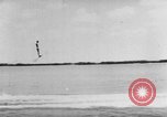 Immagine di Gli amanti dello sci d'acqua Cypress Gardens Florida USA, 1956, secondo 19 filmato di repertorio 65675047757