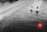 Immagine di Gli amanti dello sci d'acqua Cypress Gardens Florida USA, 1956, secondo 22 filmato di repertorio 65675047757