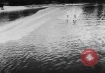 Immagine di Gli amanti dello sci d'acqua Cypress Gardens Florida USA, 1956, secondo 28 filmato di repertorio 65675047757
