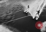 Immagine di Gli amanti dello sci d'acqua Cypress Gardens Florida USA, 1956, secondo 30 filmato di repertorio 65675047757