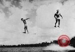 Immagine di Gli amanti dello sci d'acqua Cypress Gardens Florida USA, 1956, secondo 32 filmato di repertorio 65675047757