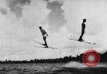 Immagine di Gli amanti dello sci d'acqua Cypress Gardens Florida USA, 1956, secondo 40 filmato di repertorio 65675047757