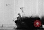 Immagine di Nave incidente Delaware River USA, 1957, secondo 25 filmato di repertorio 65675047759