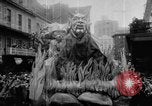 Standbild Mardi Gras Parade New Orleans Louisiana USA, 1957, aus Sekunde 14 historischem Filmmaterial Videoclip 65675047761