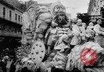 Standbild Mardi Gras Parade New Orleans Louisiana USA, 1957, aus Sekunde 39 historischem Filmmaterial Videoclip 65675047761