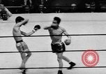 Immagine di Boxer Vince Shomo New York City USA, 1957, secondo 12 filmato di repertorio 65675047763