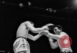 Immagine di Boxer Vince Shomo New York City USA, 1957, secondo 18 filmato di repertorio 65675047763