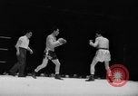 Immagine di Boxer Vince Shomo New York City USA, 1957, secondo 22 filmato di repertorio 65675047763